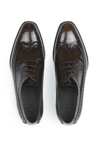 Braune Leder-Herrenschuhe mit glatter Oberfläche, Flügelkappen-Design, dekorativen Perforationen und Schnürverschluss.