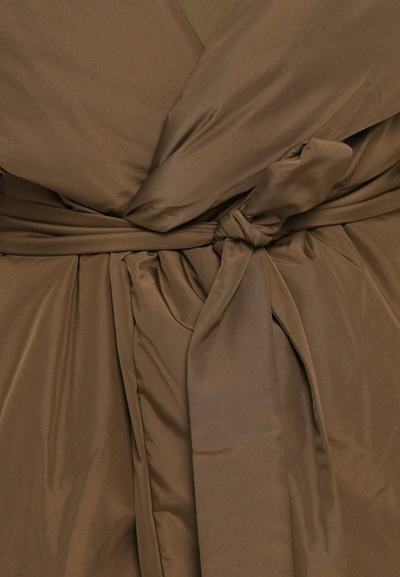 Vestido marrón envolvente con un nudo en la cintura, hecho de una tela suave con un ligero brillo, que presenta detalles plisados y un diseño de escote en V.