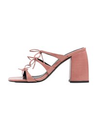 Sandale à talons ouverts rose avec trois fines brides nouées en nœuds et un large talon bloc, sur un fond blanc.