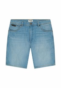 Shorts in denim bluastro con taglio dritto, cinque tasche, chiusura con bottone di ottone e una leggera texture scolorita. Marchio Wrangler sulla cintura.