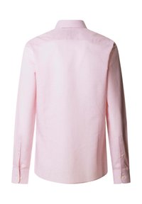 Lyserød herreskjorte med lange ærmer, lette lodrette striber, knapper ved manchetterne og standard krave, vist bagfra.