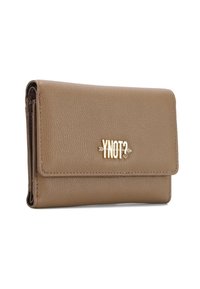 Portafoglio in pelle con texture beige, dotato di pattina ripiegata e logo dorato "YNOT?" con frecce e un piccolo cuore.