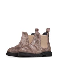 Hnědé třpytivé Chelsea boty s elastickými bočními panely a smyčkami pro snadné obouvání. Texturovaný syntetický svršek a robustní gumová podrážka.