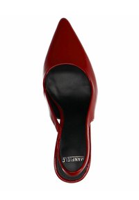 Décolleté in pelle laccata rossa con punta affilata, tacco aperto e soletta nera con logo. Texture liscia e design elegante.