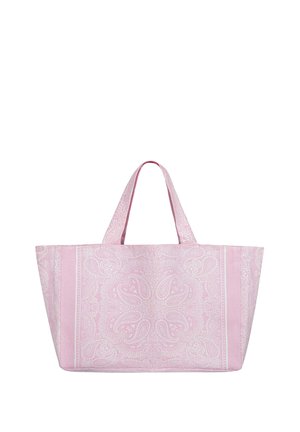 Różowa torba typu tote z białym wzorem paisley, dwoma uchwytami, prostokątną podstawą i szerokim otwartym górnym otworem.