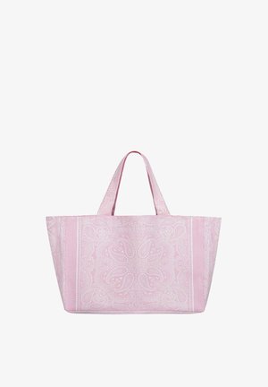 Różowa torba typu tote z białym wzorem paisley, dwoma uchwytami, prostokątną podstawą i szerokim otwartym górnym otworem.