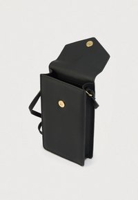 Μαύρη δερμάτινη τσάντα με δομημένο σχήμα, κλείσιμο με κουμπί και λεπτή σχεδίαση. Διαθέτει λουρί για χειρολαβή ή φορεμένο στον ώμο.