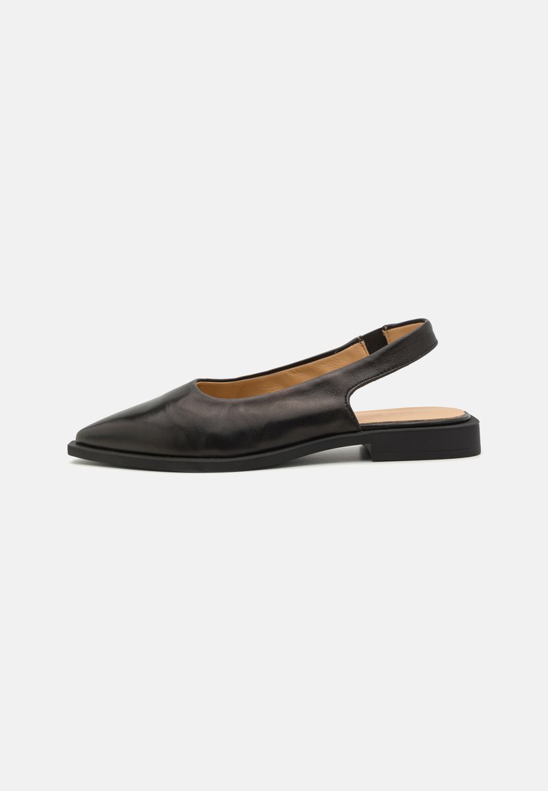 Chaussure noire en cuir avec un talon bas, un bout pointu et un dos ouvert. Présente une texture lisse et un design minimaliste.