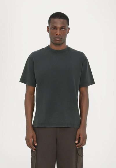 Sort bomulds T-shirt med rund hals, korte ærmer og en afslappet pasform. Stoffet har en glat tekstur og et minimalistisk design.