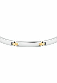Bracciale in tono argento con maglie curve, impreziosito da accenti dorati nei giunti. Texture liscia con una finitura lucida.