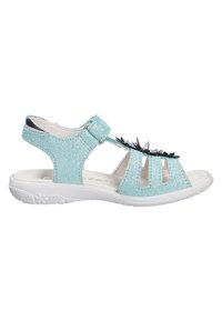 Sandali glitter azzurro chiaro con design open toe, cinturino regolabile e decorazioni a forma di fiore nero sulla parte anteriore. Suola bianca.