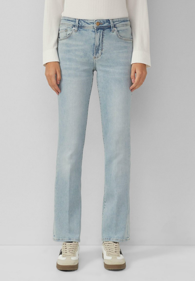 Hellblaue Jeans mit geradem Bein, aus Denim gefertigt. Verfügt über einen Knopf- und Reißverschluss, fünf Taschen und minimale Ausbleichung.
