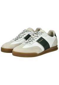 Bílé a béžové tenisky s černým akcentním pruhem, s vrchní částí z semiše a syntetického materiálu, kulatou špičkou a vzorovanými tkaničkami. Gumová podrážka.