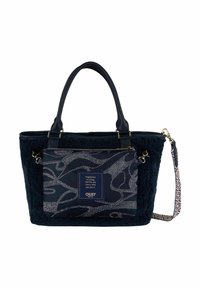 Zwarte gestructureerde totebag met dubbele handvatten, decoratieve voorste zak met een abstract patroon van witte stippen en een afneembare schouderriem met patroon.