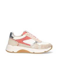 Sneakers met een beige en koraalkleurige bovenkant, zilveren accenten en een gewatteerde kraag. Beschikt over een structuurzool en een vetersluiting.