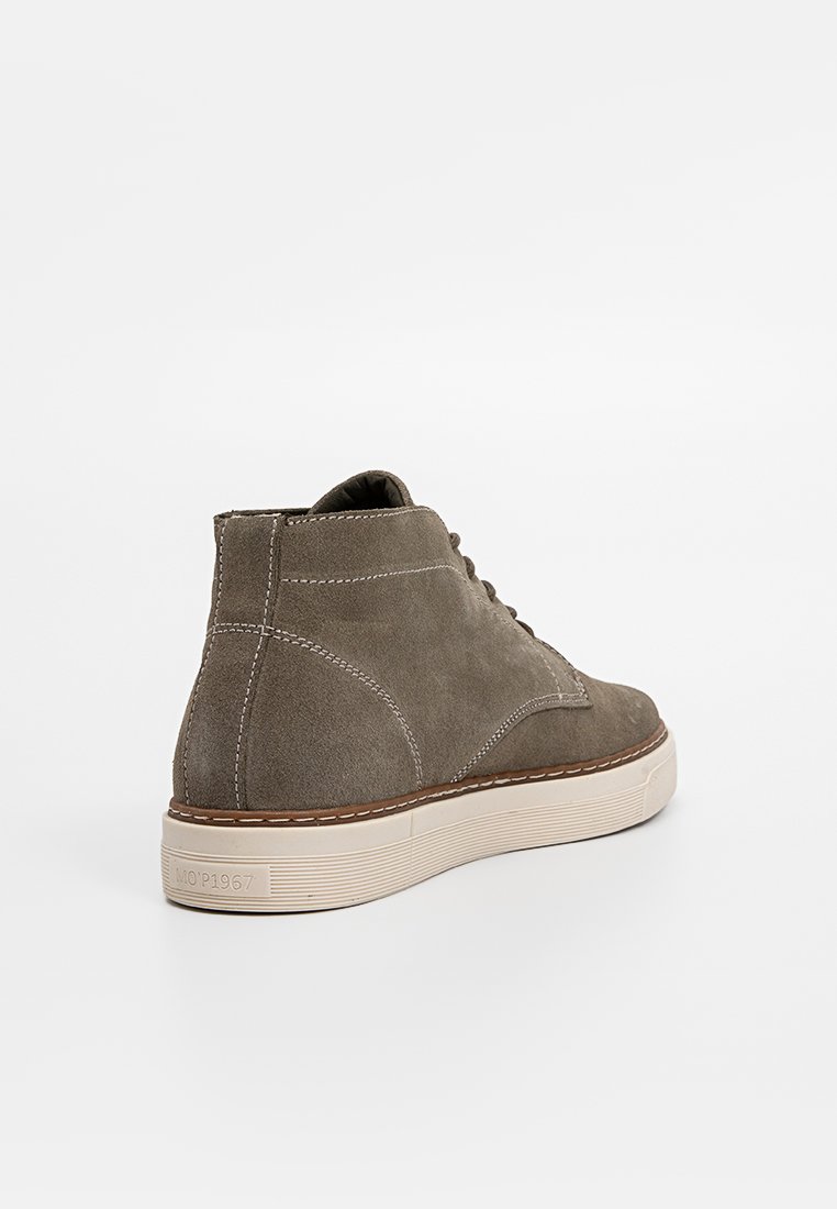 Graue Wildleder-Hochtop-Sneaker mit weißer Gummisohle, die kontrastierender brauner Naht und ein sauberes, minimalistisches Design aufweisen.