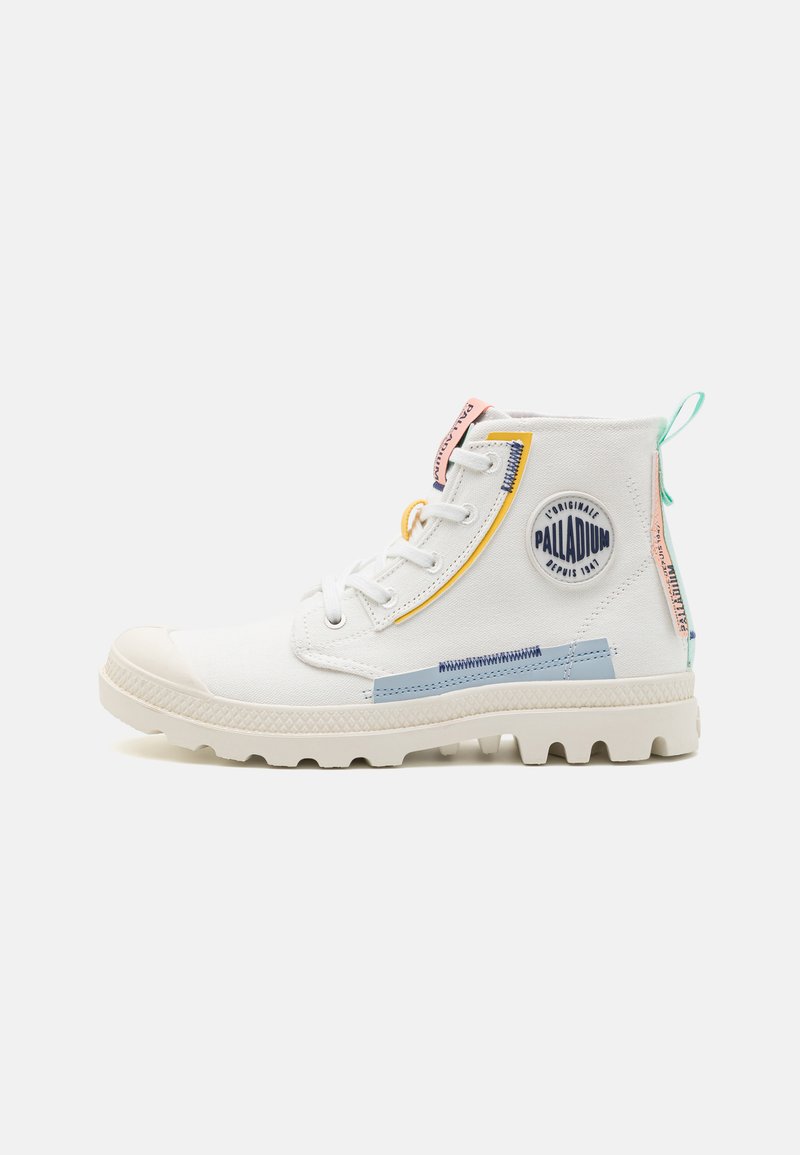 Bottines blanches en toile à semelle en caoutchouc, détails colorés en jaune, rose et bleu, dotées d'une patch logo sur le côté et d'un design à lacets.