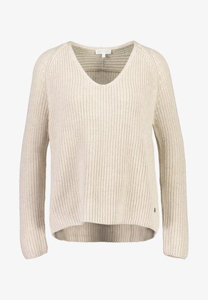 Jasnobeżowy dzianinowy sweter z dekoltem w serek, prążkowaną teksturą, długimi rękawami i lekko zaokrąglonym dołem. Posiada małe logo.