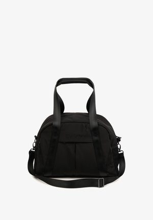 Sac de sport en tissu noir avec deux poignées de transport, bandoulière réglable, logo en relief et une poche avant avec des plis.