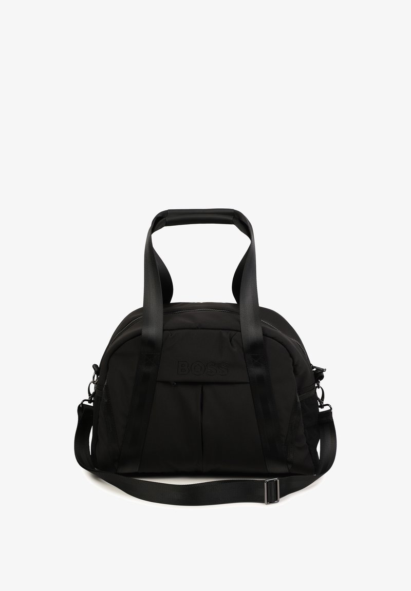 Sac de sport en tissu noir avec deux poignées de transport, bandoulière réglable, logo en relief et une poche avant avec des plis.