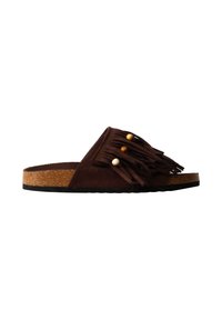 Sandale slide en daim marron avec semelle en liège, détail à franges et accents de perles en bois sur fond blanc.