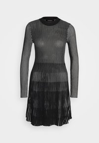 Robe noire à manches longues avec fines rayures blanches verticales, taille cintrée, encolure ronde et jupe légèrement évasée.