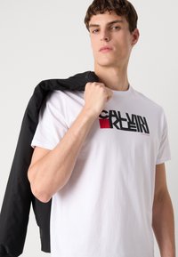 Calvin Klein Jeans REDBOX GRAPHIC TEE - Marškinėliai su spaudiniu - brilliant white