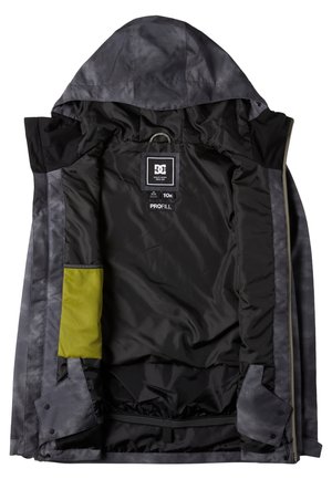 Chaqueta negra con capucha, que presenta un exterior suave y brillante, un bolsillo lateral texturizado en amarillo y un forro de malla negra. La etiqueta interior muestra la marca y las especificaciones.