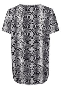 Blusa de manga corta con un estampado de serpiente en blanco y negro. Corte relajado con un escote redondeado y un dobladillo ligeramente curvado en la parte trasera.