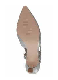 Stříbrná vysoká podpatková bota s špičatou špičkou, texturovanou podrážkou a řemínkem kolem kotníku. Materiál má lesklý povrch a béžovou podrážku s protiskluzovými liniemi.
