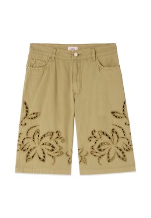 Shorts kaki longueur genou avec poches avant, passants pour ceinture, fermeture par bouton et broderie florale découpée le long de l'ourlet inférieur.