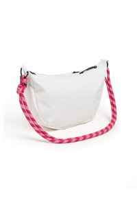 Witte stoffen tas met een gebogen vorm, voorzien van een geweven roze band met witte checks en zwarte sluitingen.