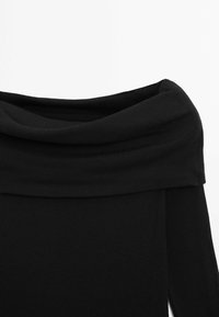 Top nero, senza spalle, con texture a coste, scollo drappeggiato e maniche lunghe. Tessuto liscio, senza motivi o dettagli visibili.