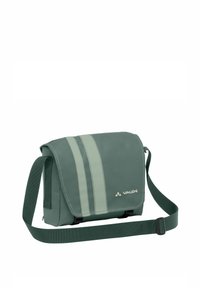 Borsa a tracolla in tessuto verde scuro con strisce verde chiaro, tracolla regolabile, chiusura a pattina e logo del marchio sul davanti.