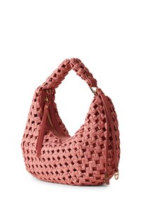 Gewebte rosa Handtasche in Hobo-Form, mit strukturiertem Finish, einem gebogenen Tragriemen und einer seitlichen Reißverschlusstasche mit goldfarbenen Hardware-Details.