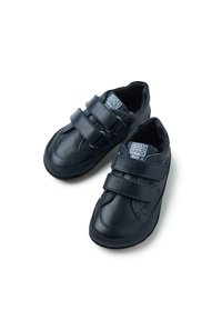 Scarpe in pelle nera con finitura texture, dotate di due fasce in Velcro, punta arrotondata e suola in gomma flessibile.