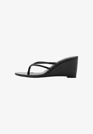 Sandali con zeppa nera dal design elegante, caratterizzati da due sottili cinturini e una superficie liscia e lucida. L'altezza della zeppa è moderata.