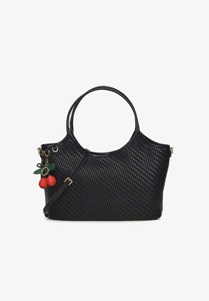 Bolso de cuero negro tejido con doble asa, correa para el hombro desmontable y un adorno decorativo con forma de cereza en el lateral.