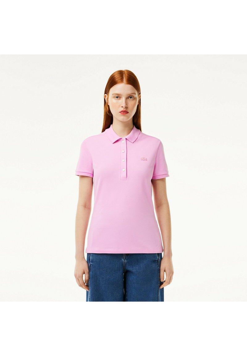 Polo shirt rosa con colletto, maniche corte e un piccolo logo ricamato sul petto. Tessuto morbido con una vestibilità classica.
