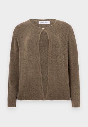 Brun, åpen front cardigan med rund hals og lange ermer. Har en enkelt knappelukking og ribbede mansjetter og nederkant. Myk tekstur.