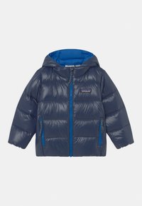 Veste d'hiver matelassée bleu marine avec capuche, texture brillante, doublure bleue, fermeture éclair à l'avant et deux poches latérales. Présente un motif matelassé horizontal.