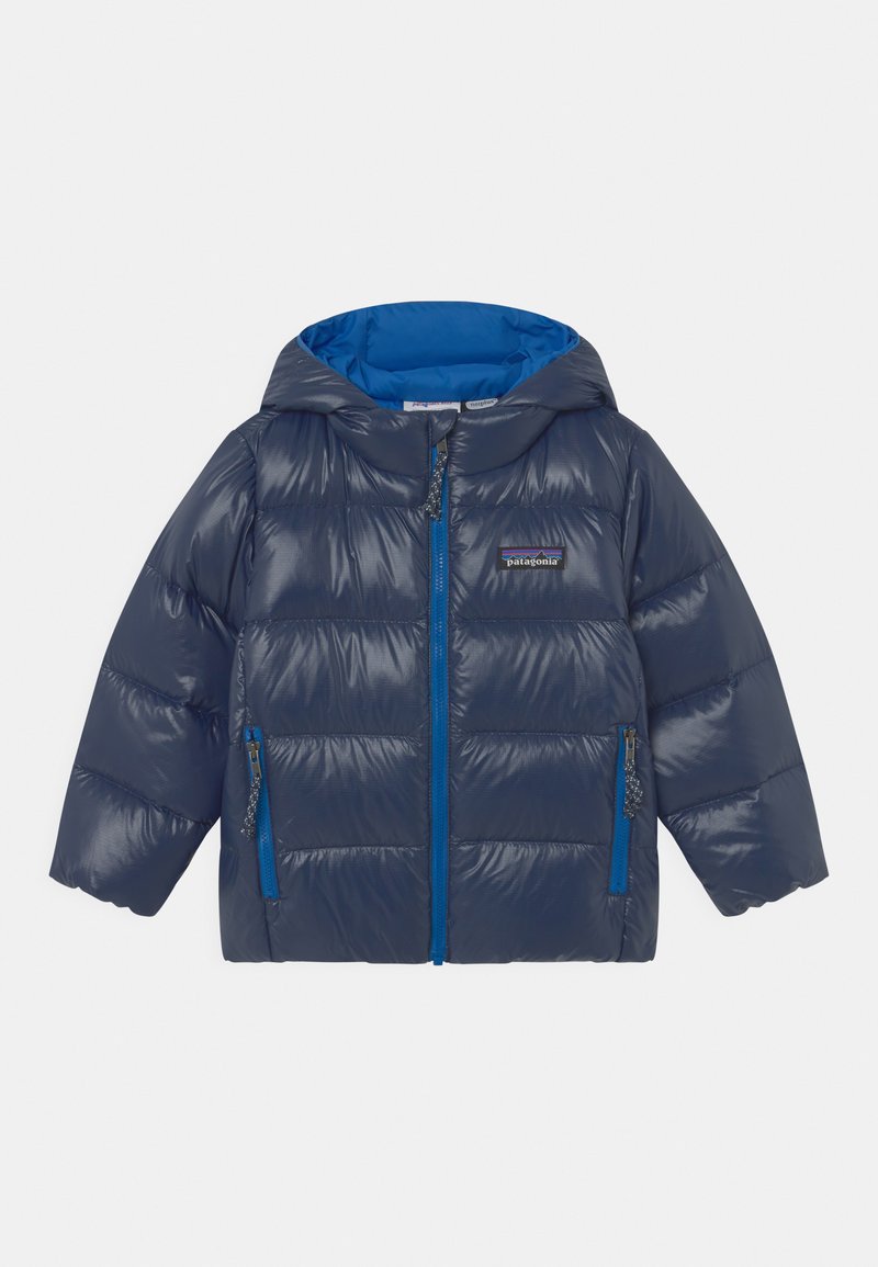 Veste d'hiver matelassée bleu marine avec capuche, texture brillante, doublure bleue, fermeture éclair à l'avant et deux poches latérales. Présente un motif matelassé horizontal.