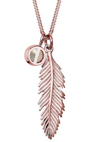 Rose gold halskæde med en bladformet vedhæng med detaljerede åre mønstre og en rund charm med en lys grøn sten.