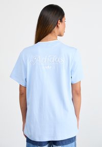adidas Originals GRAPHIC TEE - Apdrukāts T-krekls - clear sky