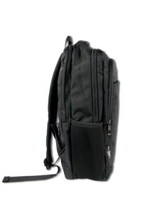 Sac à dos noir avec une poche latérale en mesh, double fermeture éclair, bretelles ajustables et une finition lisse et texturée. Forme rectangulaire et design compact.