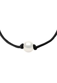 Collier en cordon tressé noir avec une perle blanche centrale, surface lisse et détails de nœuds solides à chaque extrémité.
