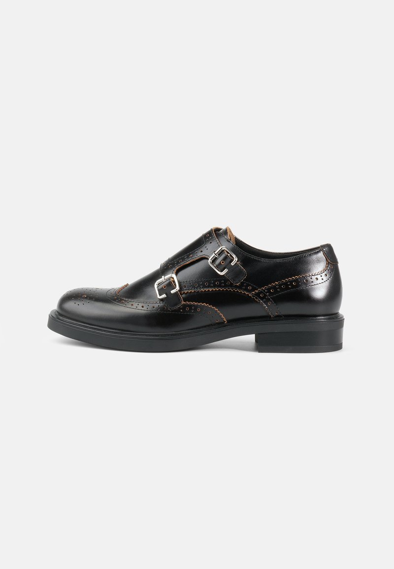 Zwarte leren dresschoenen met een brogue ontwerp, dubbele gespsluitingen, contrasterende bruine stiksels en een stevige zwarte rubberen zool.