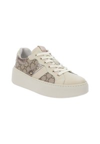 Sneaker bianco con accenti beige, lati in pelle testurizzata, suola piatta e dettagli metallici. Dispone di un design con lacci e motivo logo decorativo.