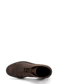 Stivale marrone in pelle con lacci visto dall'alto su uno sfondo bianco, che mostra la punta arrotondata e i dettagli delle cuciture.