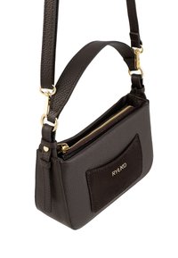 Bolso de cuero negro tipo bandolera con un acabado texturizado, que presenta un cierre dorado, un bolsillo frontal y una correa ajustable. Logo de RYLKO visible.